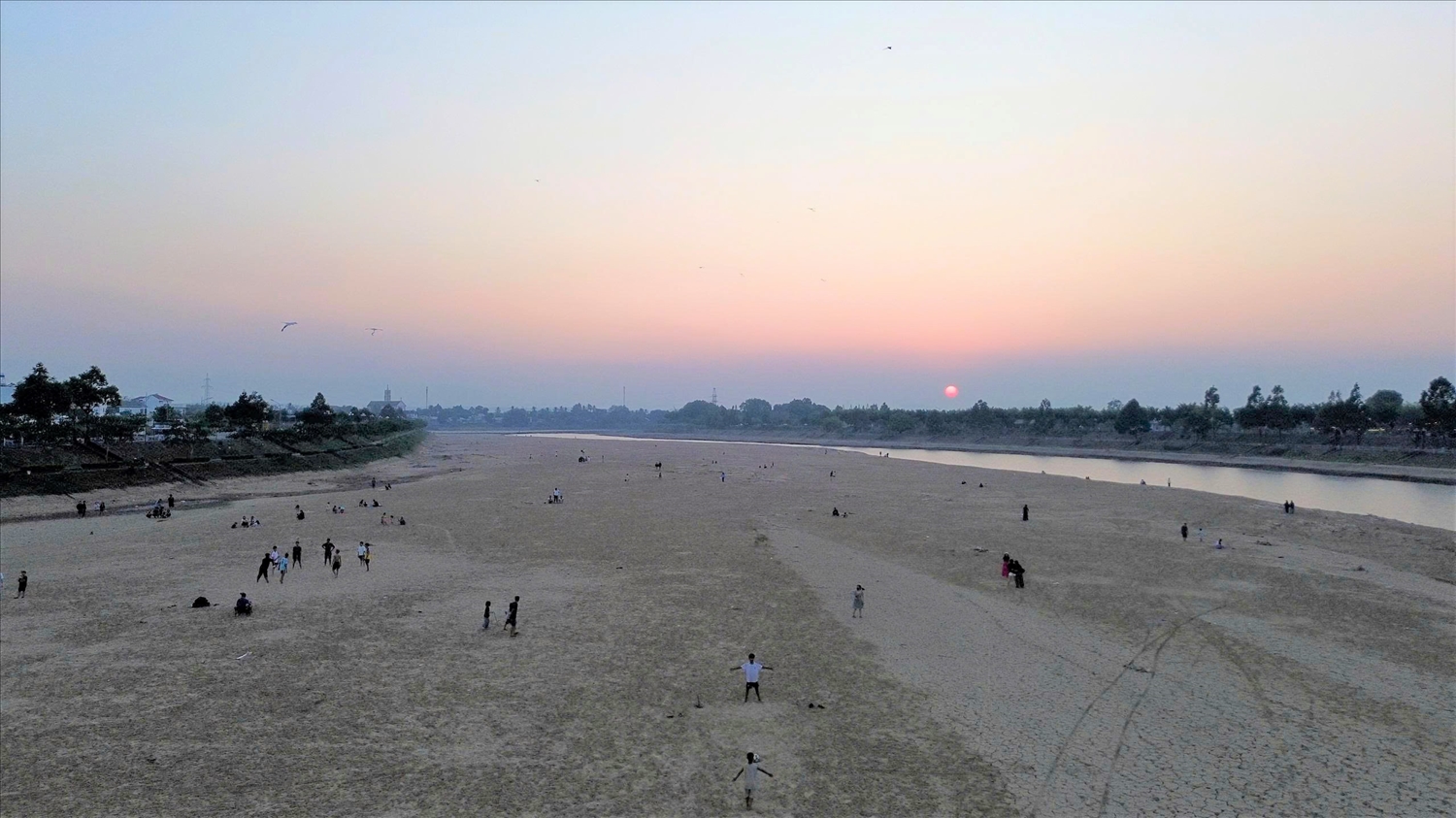 Khu vực bãi bồi ven sông Đăk Bla trở thành điểm người dân tụ tập dạo mát, chụp ảnh, trẻ em vui chơi trên bãi cát. (Ảnh: Ngọc Chí)