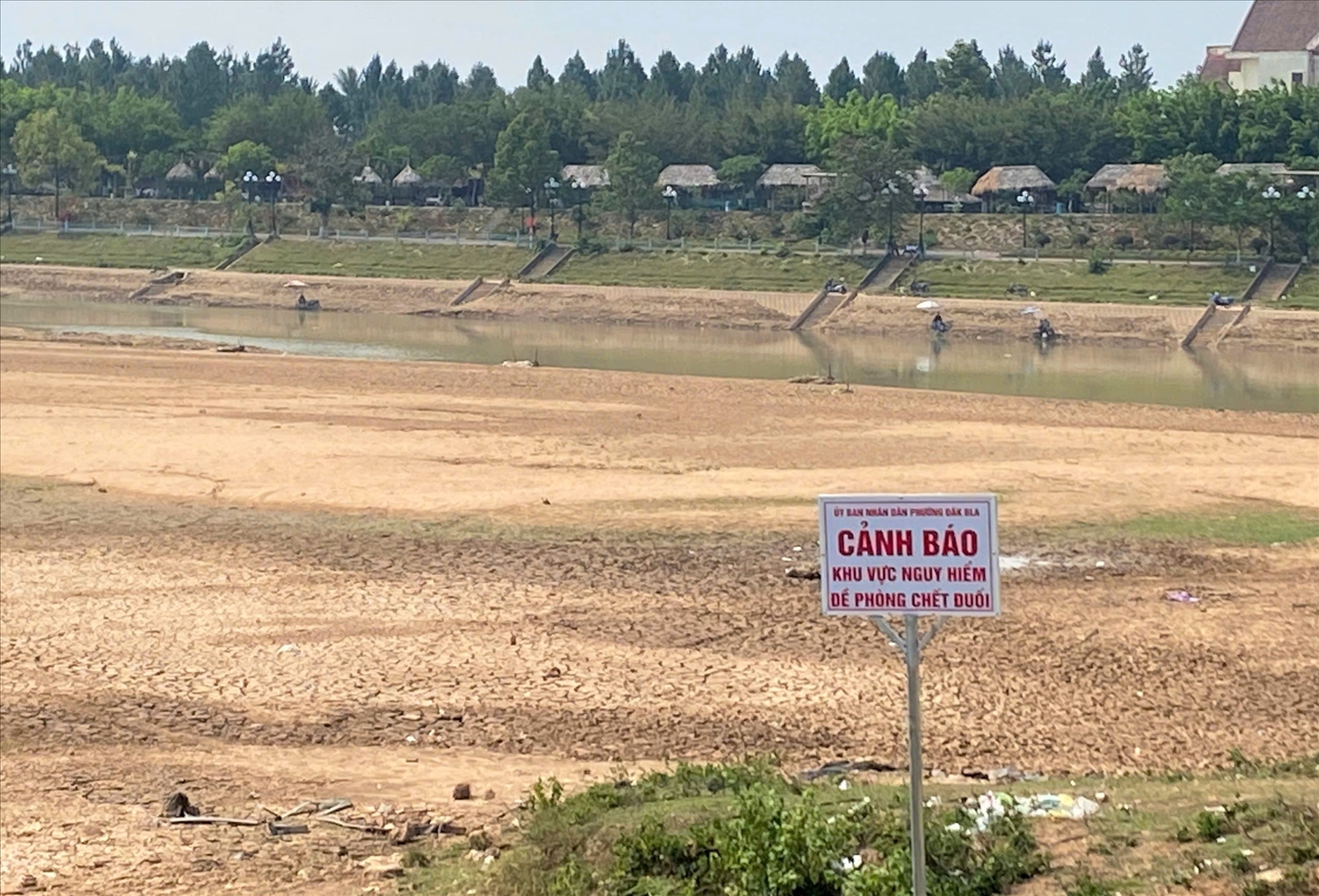 UBND phường Đăk Bla đã cắm biển cảnh báo tại khu vực bãi bồi ven sông Đăk Bla. (Ảnh: Ngọc Chí)