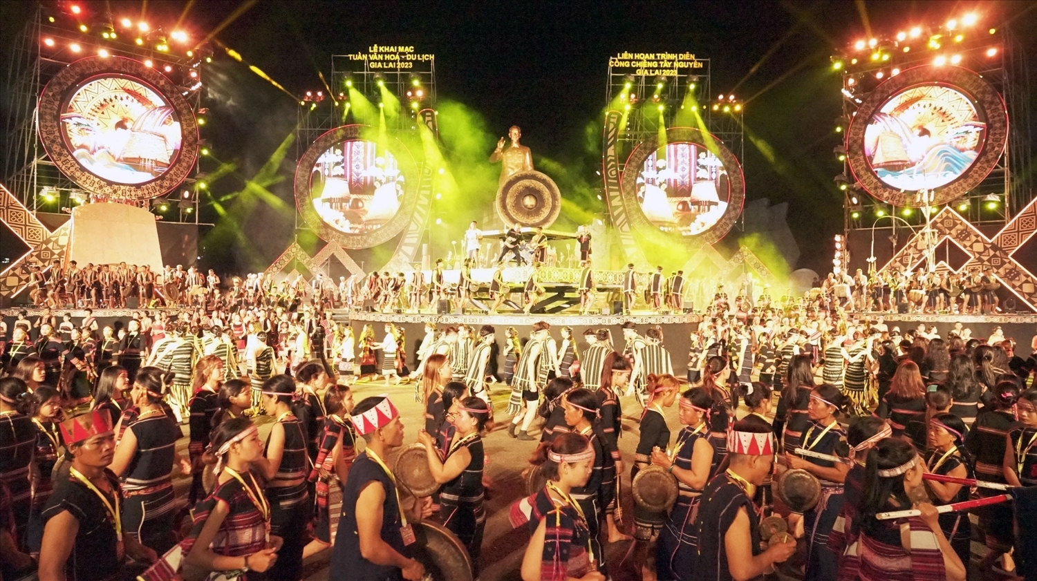 Đồng bào trình diễn cồng chiêng dưới chân Tượng đài Bác Hồ với các dân tộc Tây Nguyên tại Quảng trường Đại Đoàn Kết