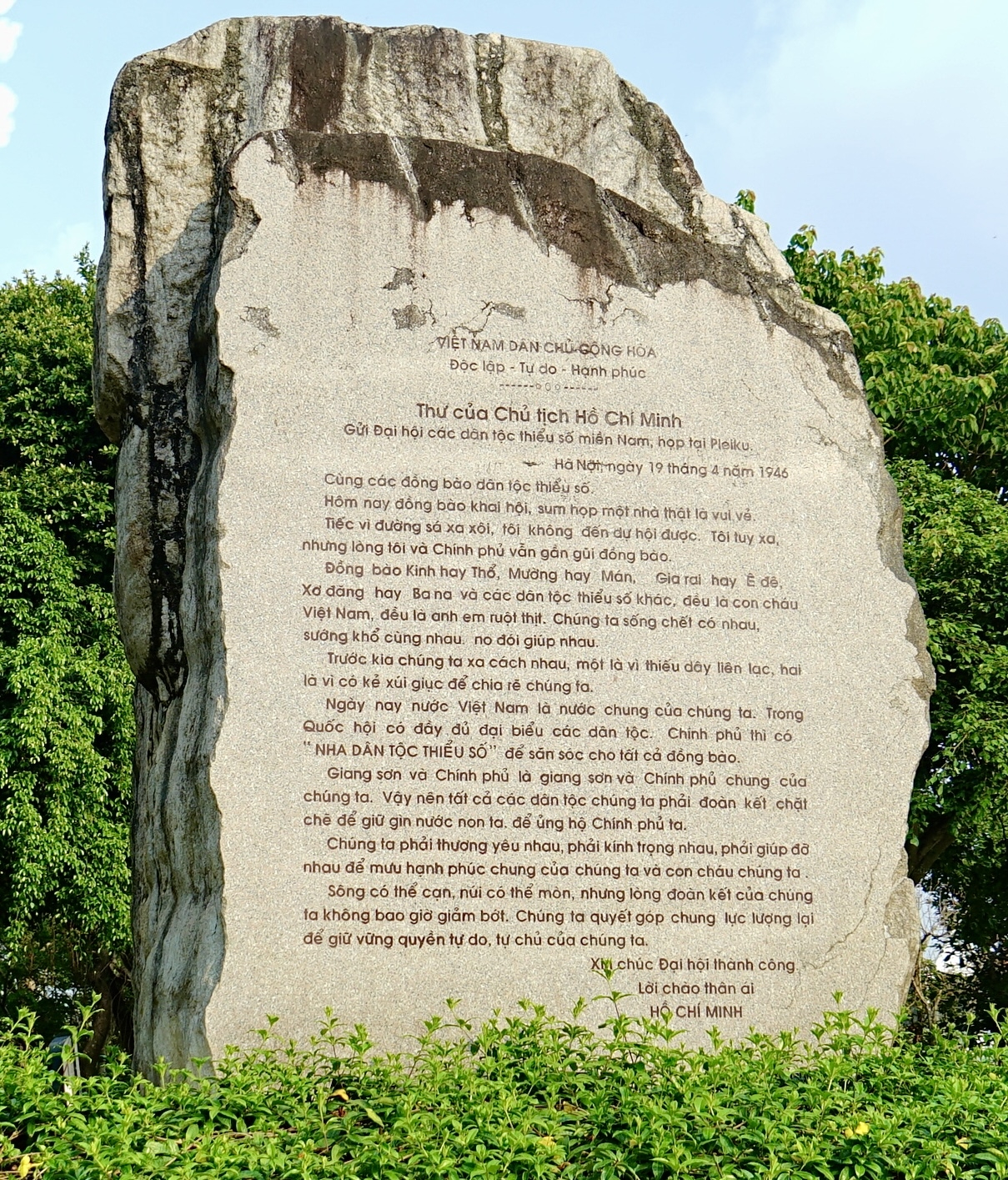 Thư của Chủ tịch Hồ Chí Minh vĩ đại được khắc vào bia đá đặt trang trọng tại Quảng trường Đại Đoàn Kết