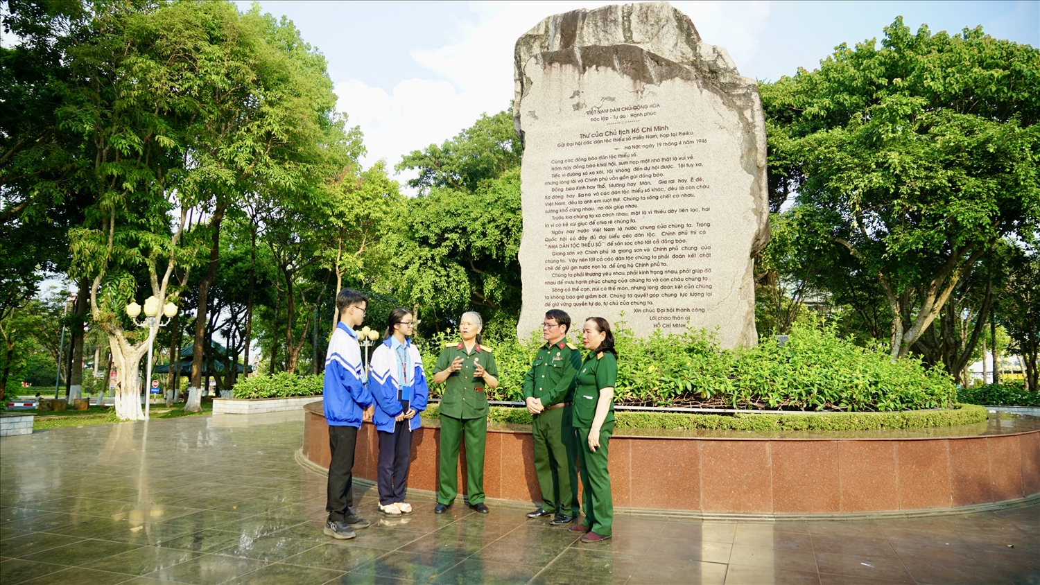 Dưới Bia đá khắc Thư Chủ tịch Hồ Chí Minh tại phường Pleiku, những cựu chiến binh vẫn nhắc nhớ thế hệ trẻ các dân tộc đoàn kết xây dựng quê hương giàu mạnh