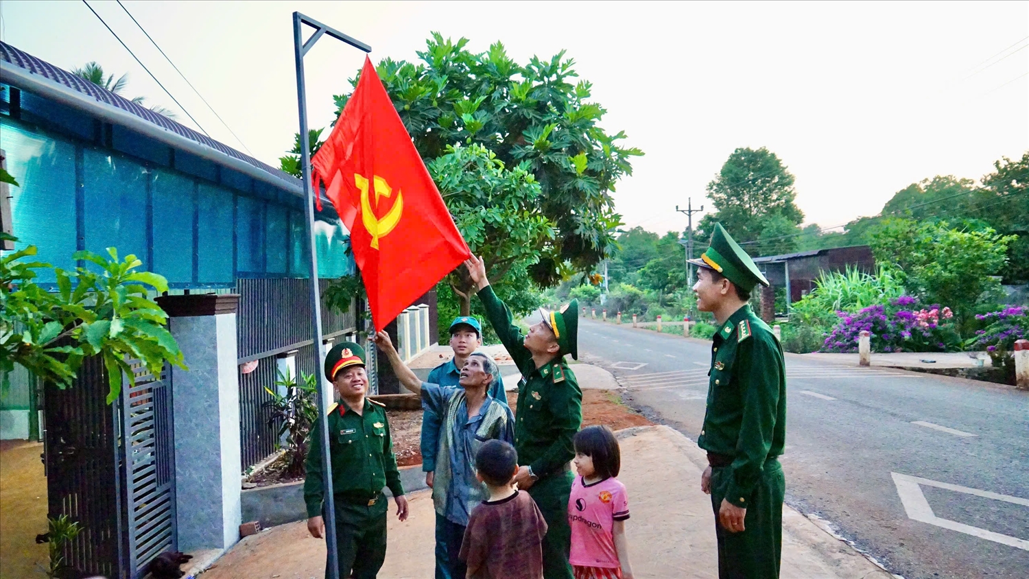 Đồng bào các dân tộc Tây Nguyên đoàn kết, vững tin dưới lá cờ Đảng và Bác Hồ