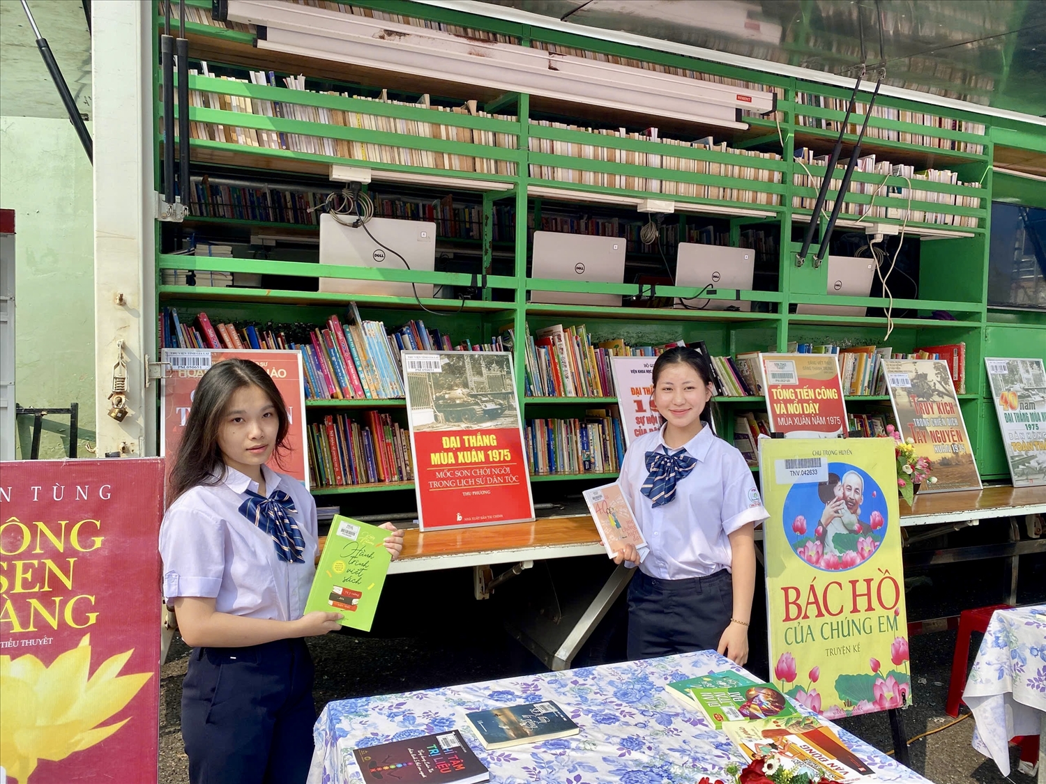 Các em học sinh hào hứng, tích cực tham gia Ngày Sách và Văn hóa đọc Việt Nam lần thứ V tại Quảng trường Đại Đoàn Kết 