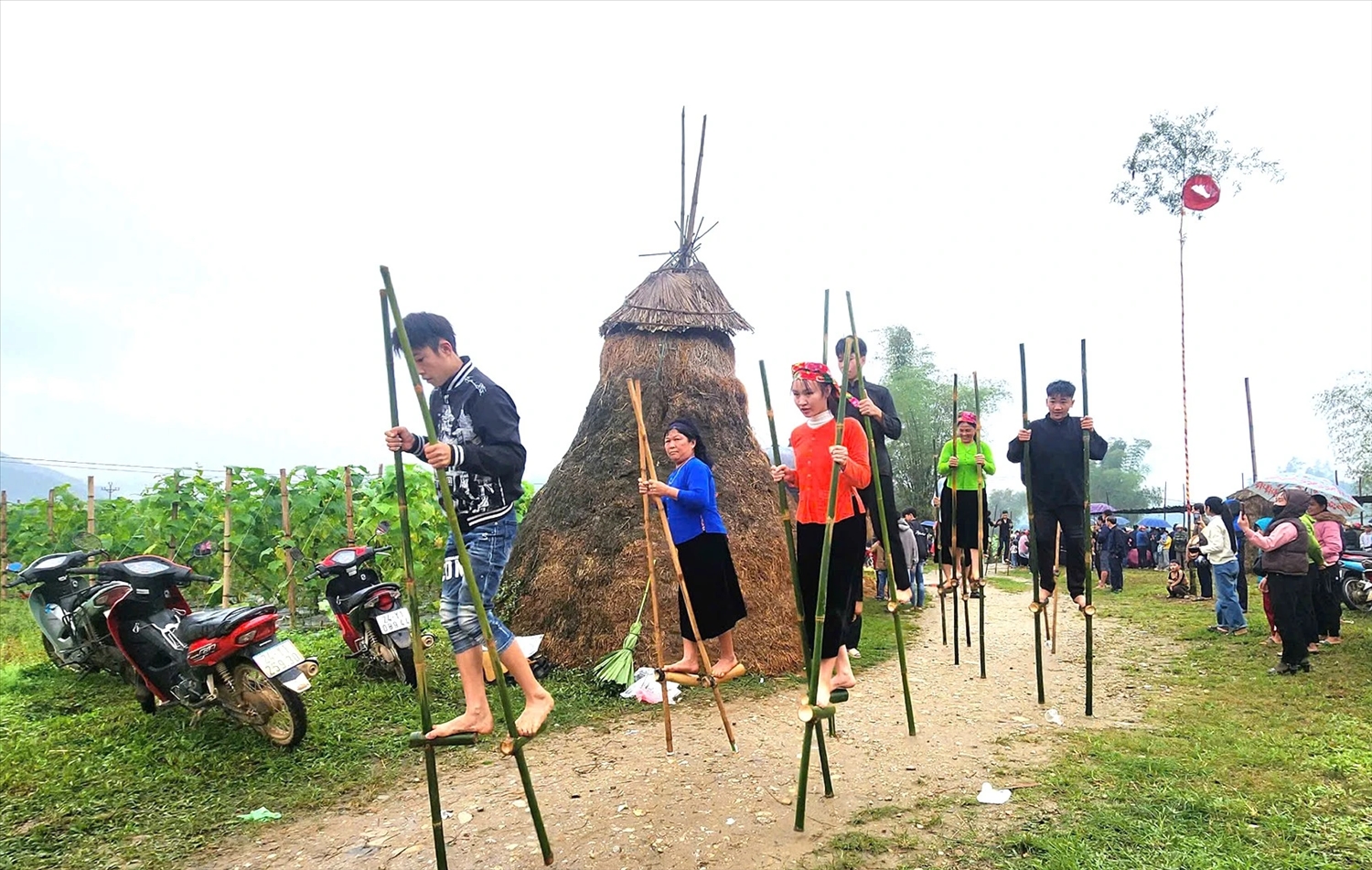 Điểm nhấn các hoạt động tại xã Nghĩa Đô trong dịp nghỉ lễ đó là trình diễn kỹ thuật đi cà kheo (Ảnh TA)