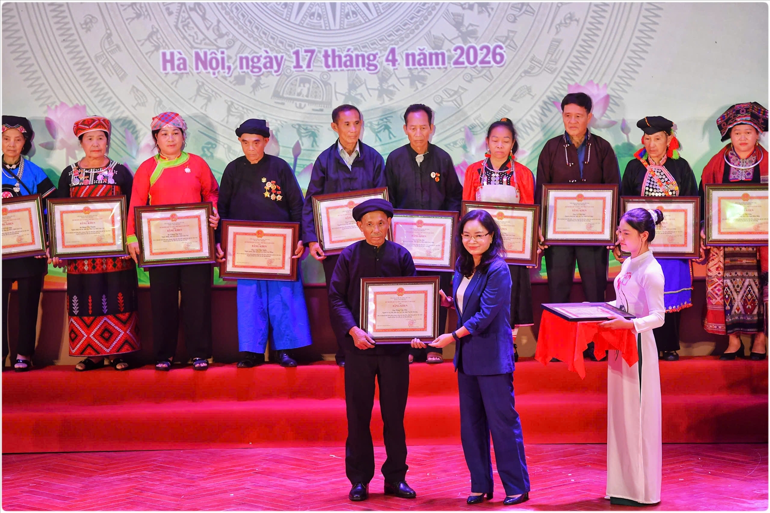 Thứ trưởng Trịnh Thị Thủy tặng Bằng khen của Bộ trưởng cho các cá nhân có thành tích tiêu biểu trong công tác bảo tồn, phát huy giá trị văn hoá truyền thống các dân tộc tại địa phương.