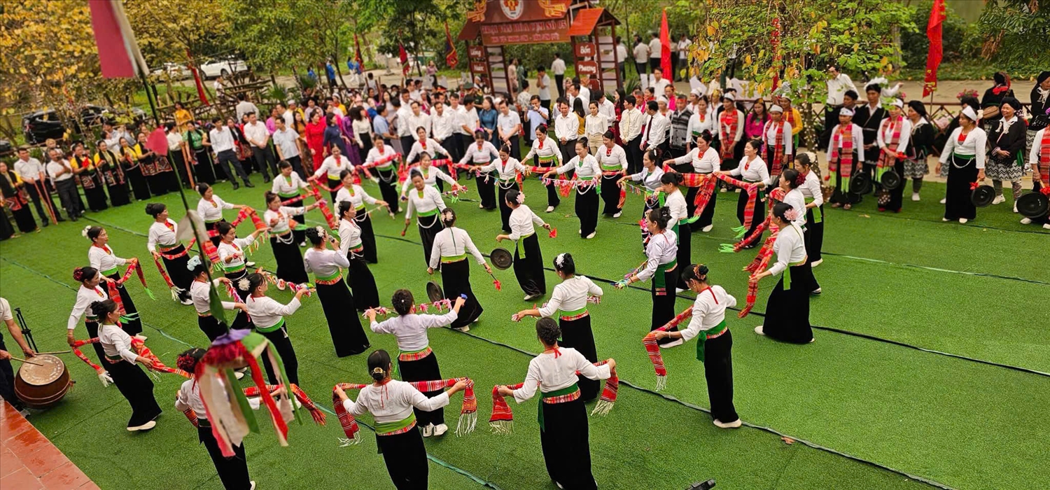 Các tiết mục diễn xướng dân gian tại trại văn hóa thu hút khách tham quan tại Lễ hội Đền Hùng (Ảnh St)