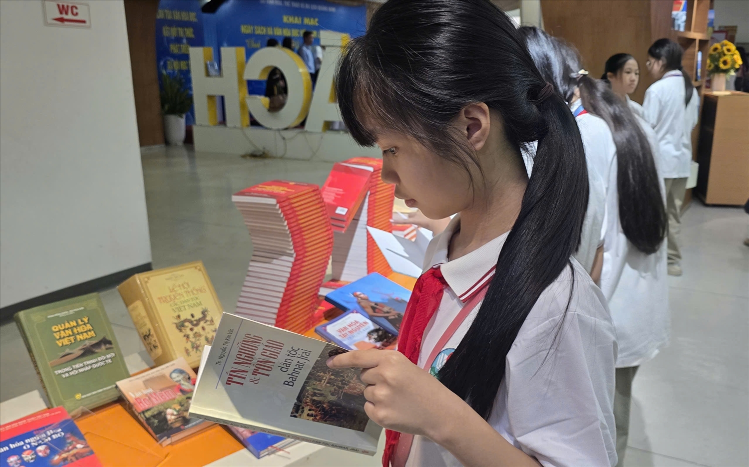 Tại chương trình, nhiều em học sinh chăm chú đọc những cuốn sách mà mình yêu thích