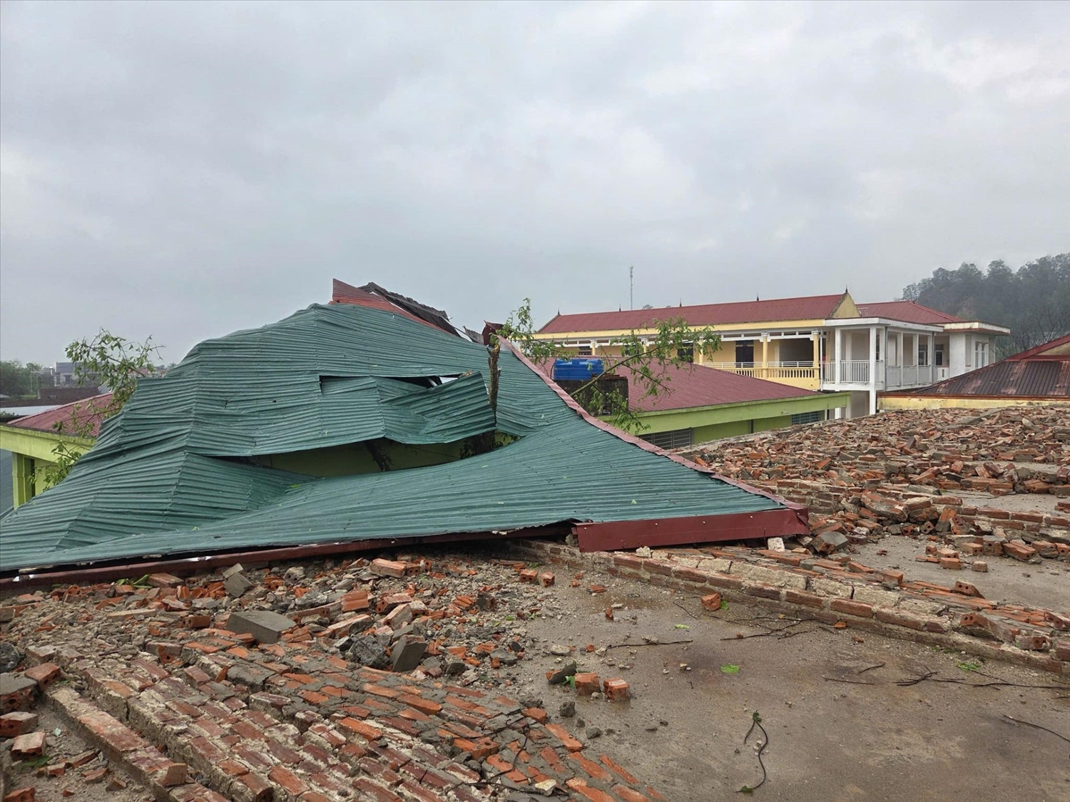 Tại phường Hàm Rồng (Thanh Hóa), giông lốc kèm mưa đá xảy ra khoảng 23h30 ngày 17/4, gây thiệt hại nhiều tài sản và công trình.