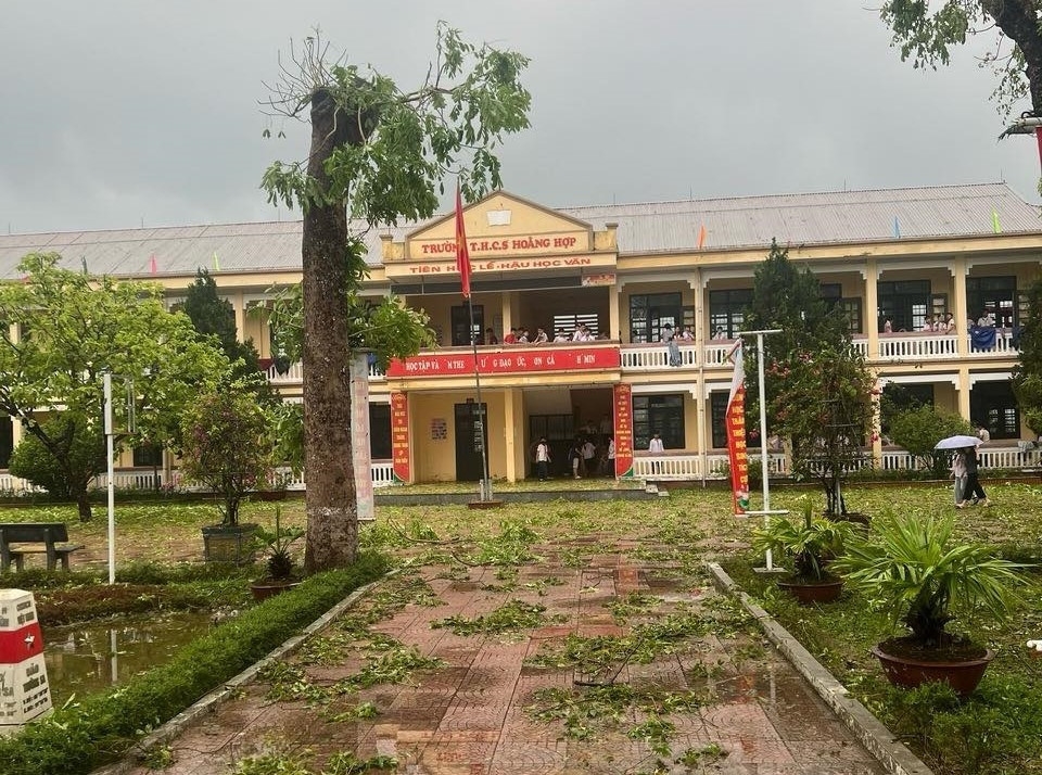 Giông lốc kèm mưa đá gây thiệt hại nhiều công trình nhà cửa, hoa màu tại xã Hoằng Giang (Thanh Hóa).