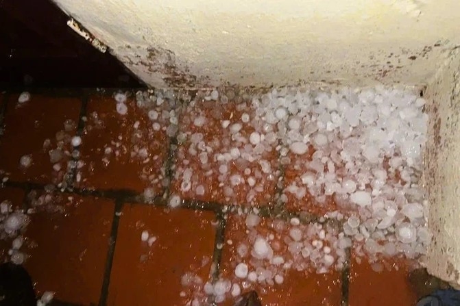 Hình ảnh mưa đá xuất hiện trong đêm 17-4 tại phường Hàm Rồng, tỉnh Thanh Hóa