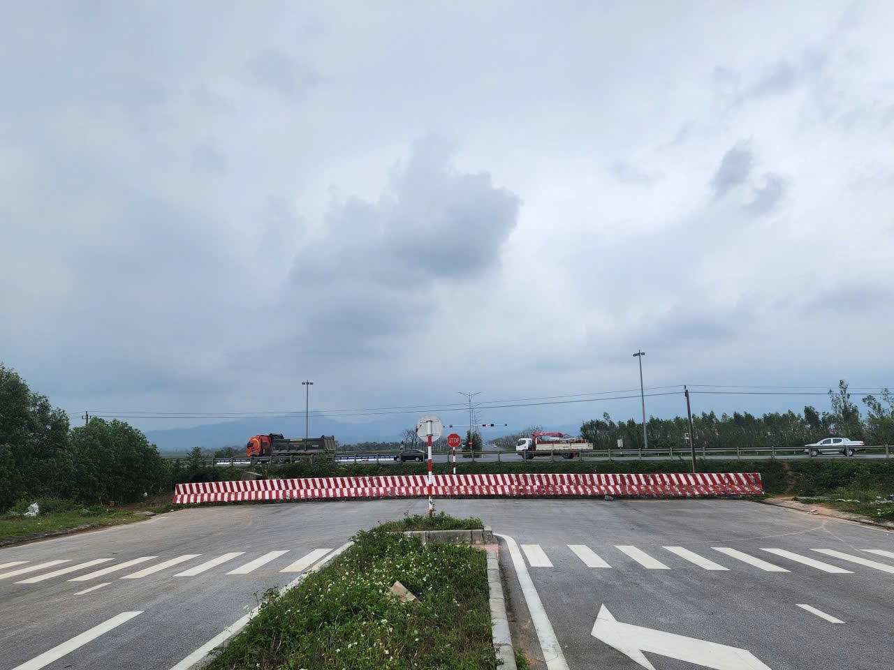 Chủ đầu tư đã ban hành thông báo khởi công gần 1 tháng, thế nhưng đến nay, việc thi công nút giao thông này vẫn giậm chân tại chỗ (Ảnh: Phạm Tiến)