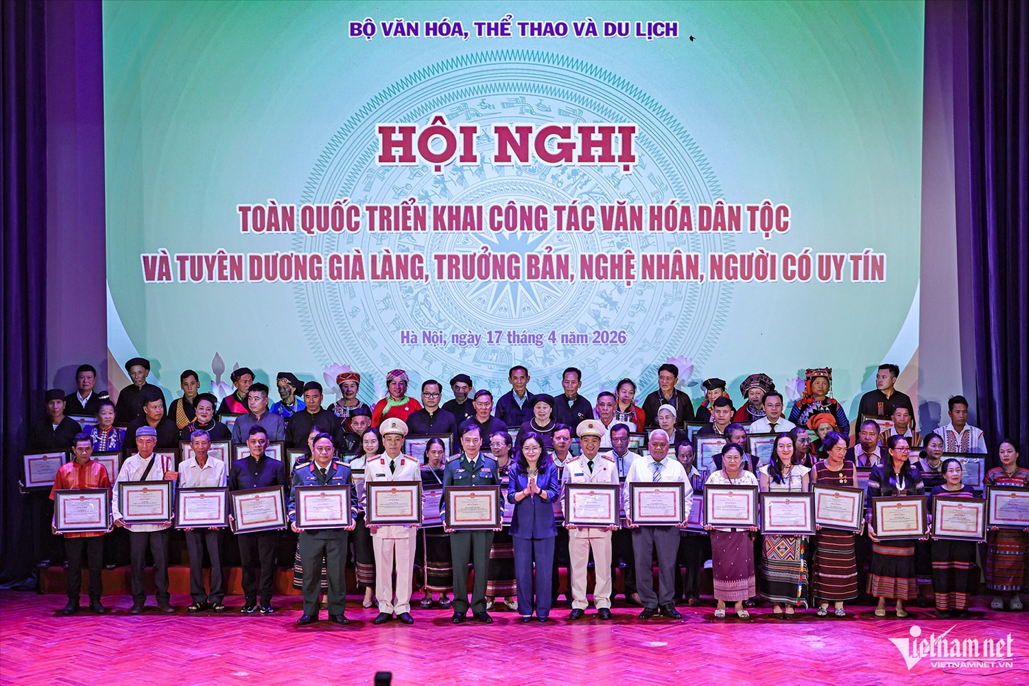 Sáng 17/4, tại Làng Văn hóa - Du lịch các dân tộc Việt Nam, Bộ Văn hóa, Thể thao và Du lịch đã trao bằng khen cho 62 già làng, trưởng bản, nghệ nhân, người có uy tín cùng 4 cá nhân khác có thành tích trong công tác bảo tồn, phát huy các giá trị văn hóa truyền thống các dân tộc tại địa phương.