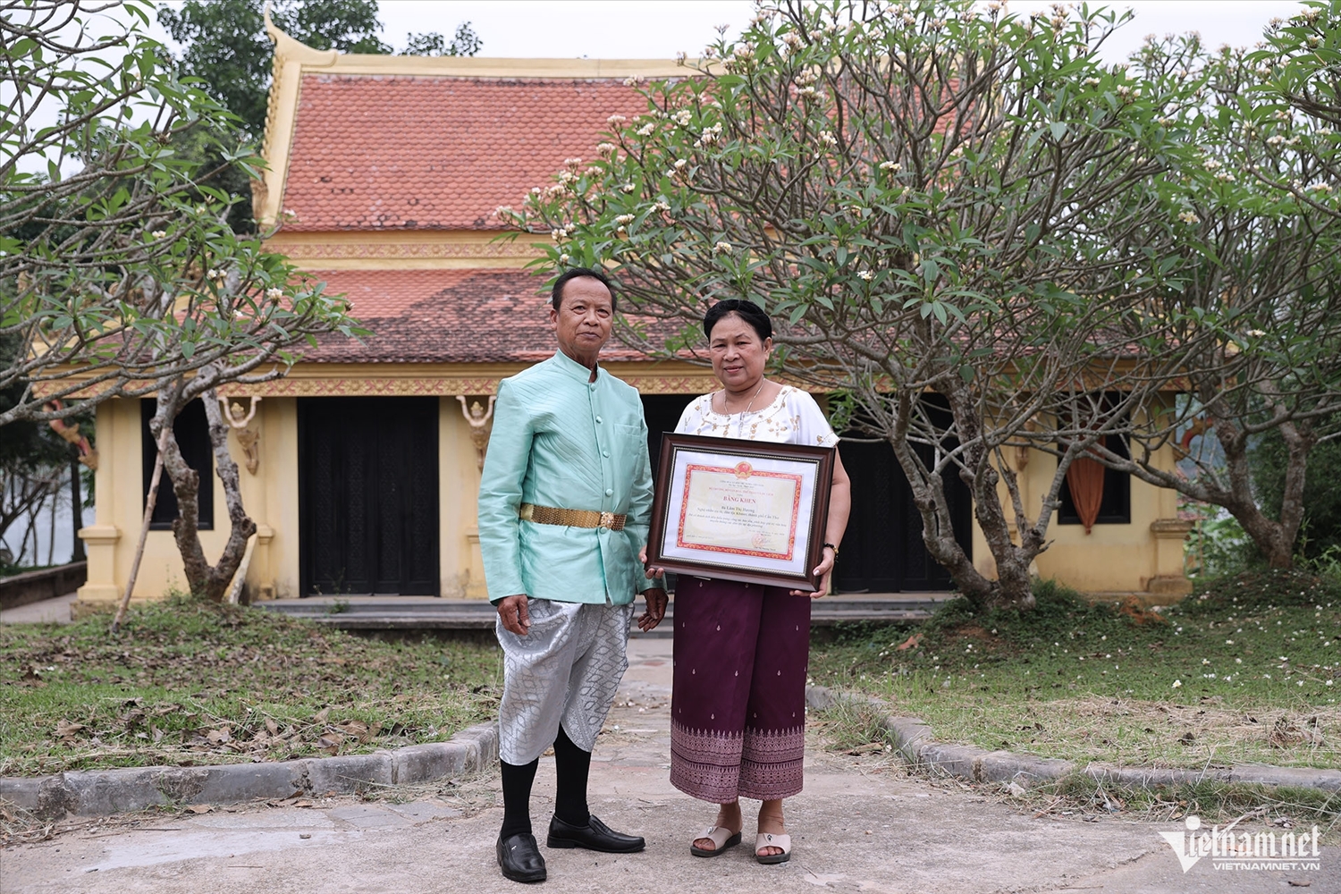 Bà Lâm Thị Hương, Nghệ nhân Ưu tú dân tộc Khmer, thành phố Cần Thơ cùng chồng đi nhận bằng khen. Bà cho biết lúc 10 tuổi đã lên sân khấu biểu diễn điệu múa Rô băm cùng cha mẹ. Nhiều năm nay, bà luôn gìn giữ, truyền dạy điệu múa ra đời đã trên 200 năm của dân tộc Khmer.