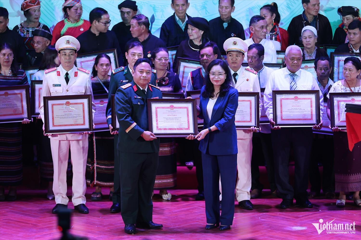 Thượng tá, Nghệ sĩ ưu tú Đinh Văn Đề, Đoàn trưởng đoàn Văn công, Cục Chính trị, Quân khu 5 (Bộ Quốc phòng) nhận bằng khen.