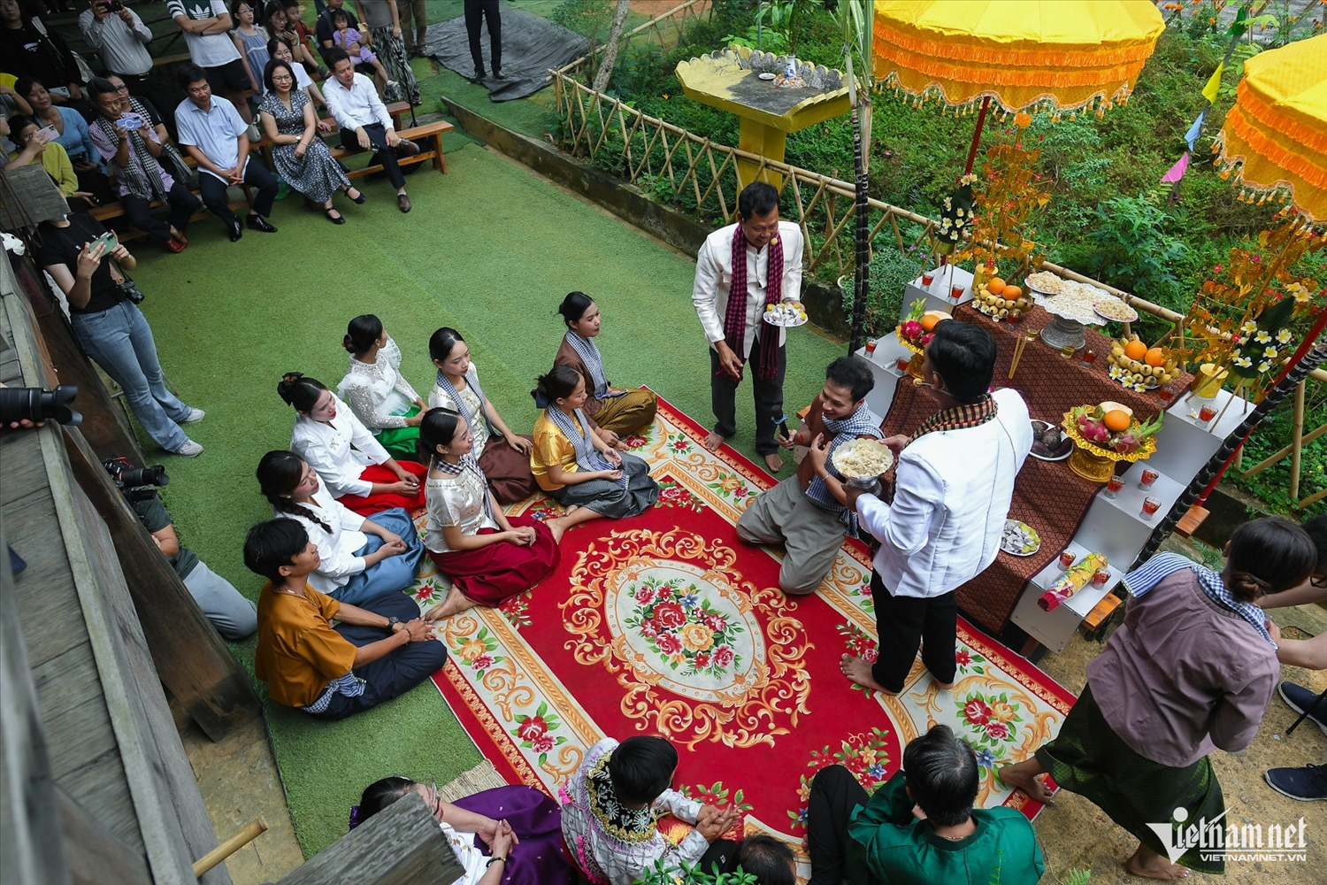 (TIN DẪN) Xem người Tày, Khmer, Chu Ru... làm lễ son tràng, cúng trăng giữa lòng Hà Nội