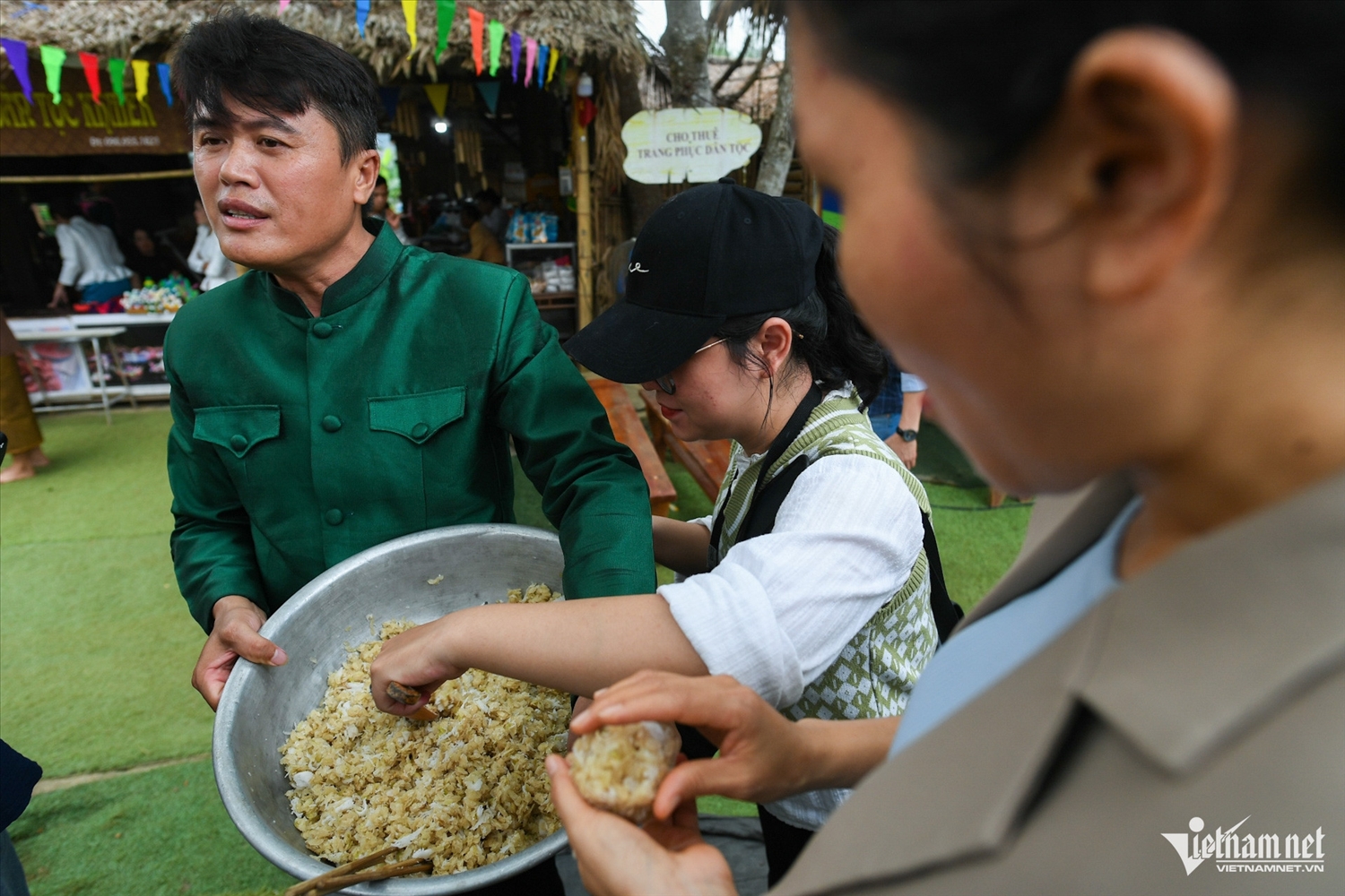 (TIN DẪN) Xem người Tày, Khmer, Chu Ru... làm lễ son tràng, cúng trăng giữa lòng Hà Nội 1