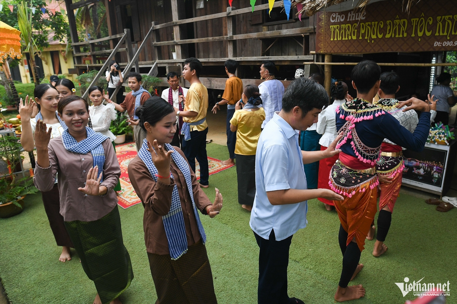(TIN DẪN) Xem người Tày, Khmer, Chu Ru... làm lễ son tràng, cúng trăng giữa lòng Hà Nội 2