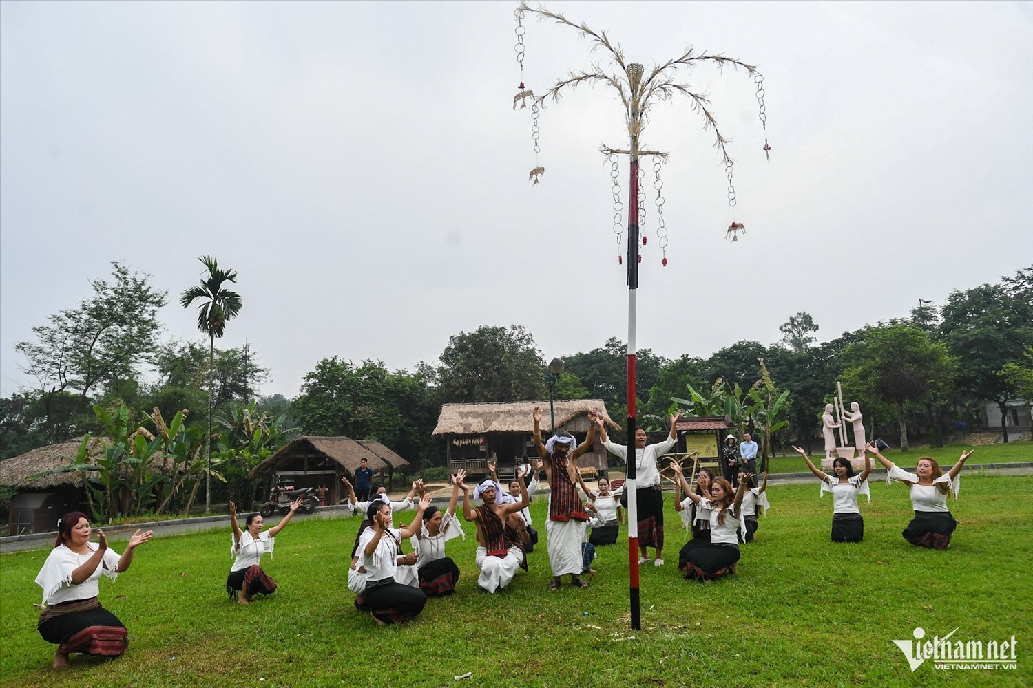 (TIN DẪN) Xem người Tày, Khmer, Chu Ru... làm lễ son tràng, cúng trăng giữa lòng Hà Nội 11