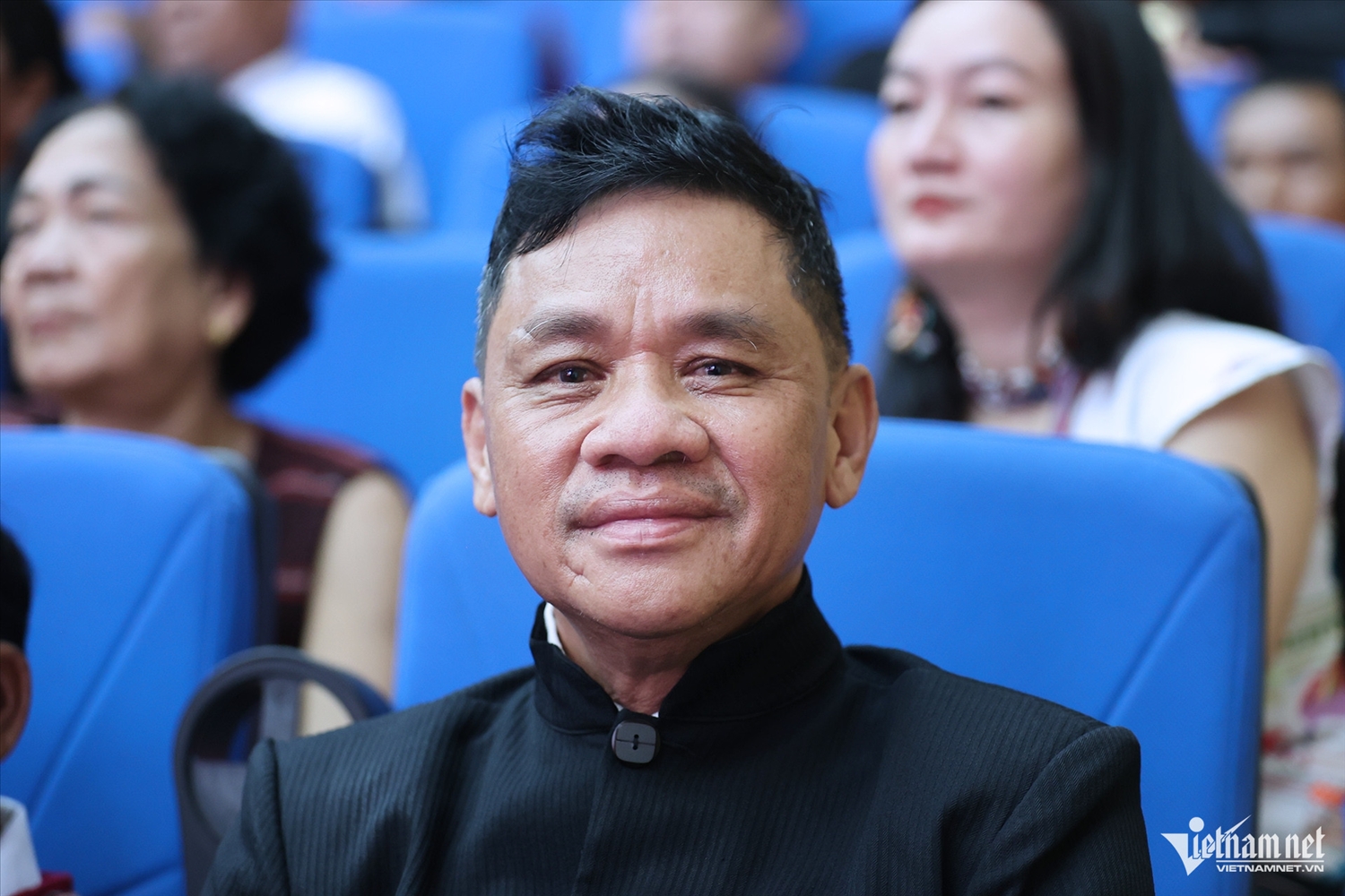 Ông Lương Tấn Hằng - nghệ nhân múa lân sư rồng người dân tộc Hoa, phường Phú Thọ, TPHCM. Ông đã gắn bó 50 năm với loại hình nghệ thuật này. 10 tuổi, ông đã tham gia múa rồng. Hiện ông là Phó chủ tịch Liên đoàn Lân sư rồng Việt Nam, thường xuyên tham gia giảng dạy các lớp học, tập huấn trọng tài và HLV môn nghệ thuật này.