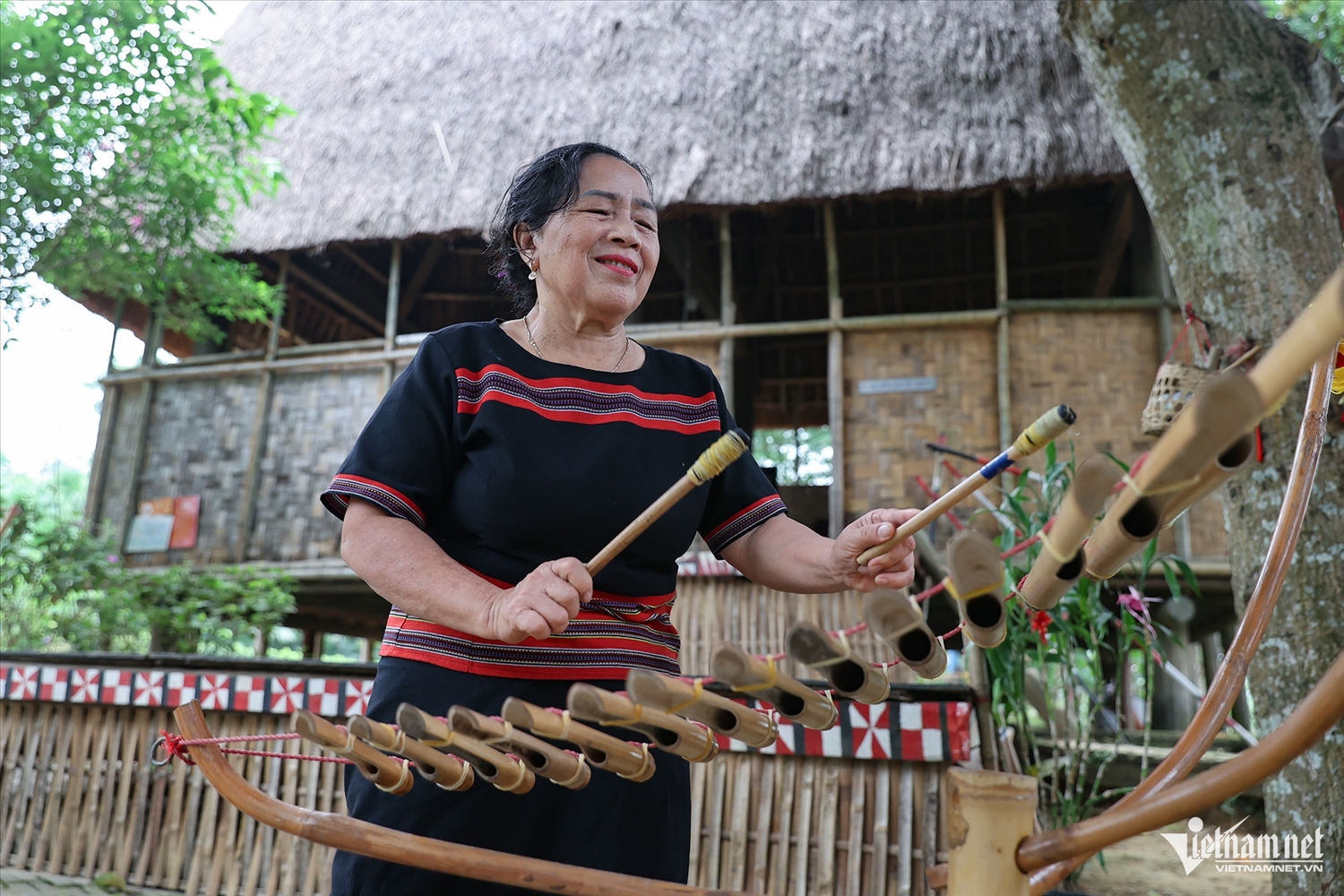 Bà Y Sinh, Nghệ nhân Ưu tú dân tộc Xơ Đăng, tỉnh Quảng Ngãi phiêu trong tiếng đàn T'rưng.