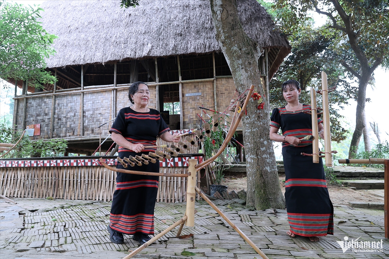 Bà Y Sinh chơi được tất cả các loại nhạc cụ của người Xơ Đăng, bao gồm cả cồng chiêng.