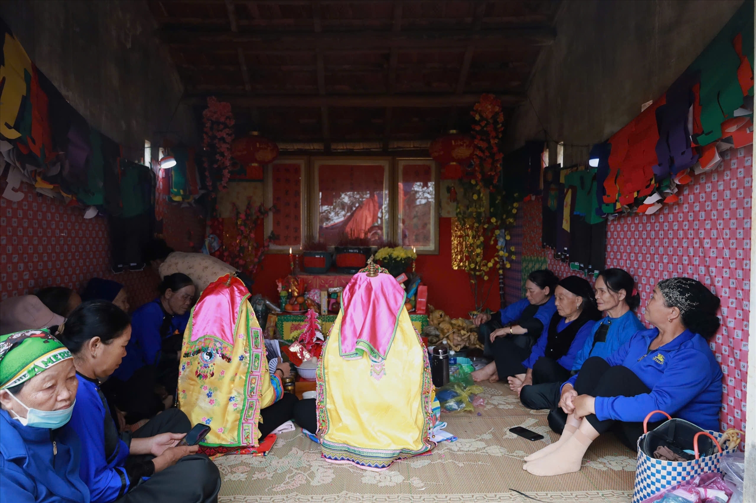 Bà con người Tày, Nùng dâng lễ cúng thổ công