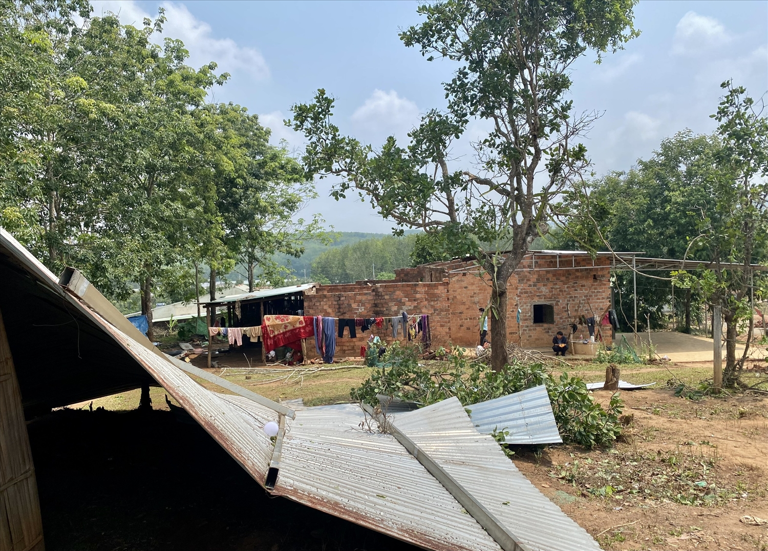 Mưa to và dông lốc đã làm tốc mái 25 căn nhà của đồng bào DTTS ở xã Ngọk Réo. (Ảnh: Ngọc Chí) 