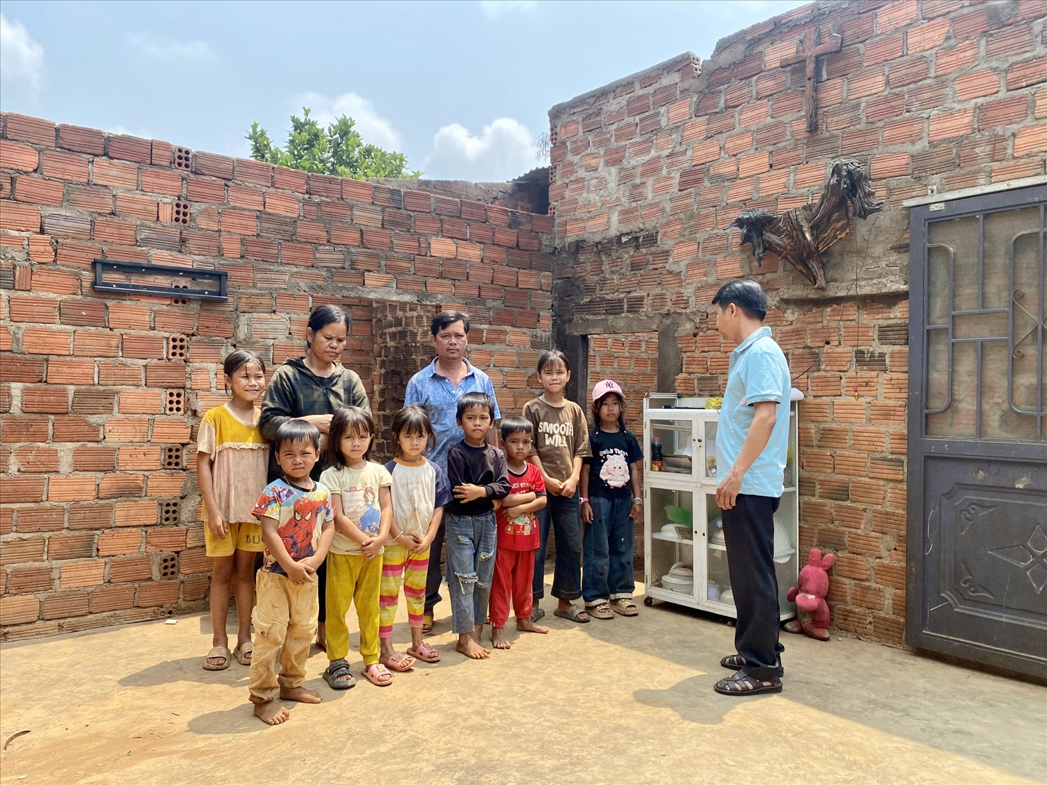 Căn nhà của vợ chồng A Khương và Y Trái, cùng 10 người đang con sinh sống đã bị dông lốc làm tốc mái. (Ảnh: Ngọc Chí) 