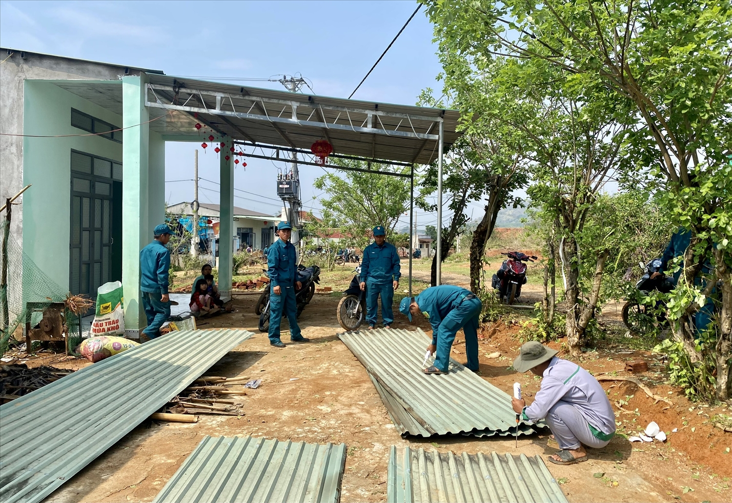 Xã Ngọk Réo huy động lực lượng dân quân xuống các thôn giúp người dân khắc phục lại nhà cửa. (Ảnh: Ngọc Chí)