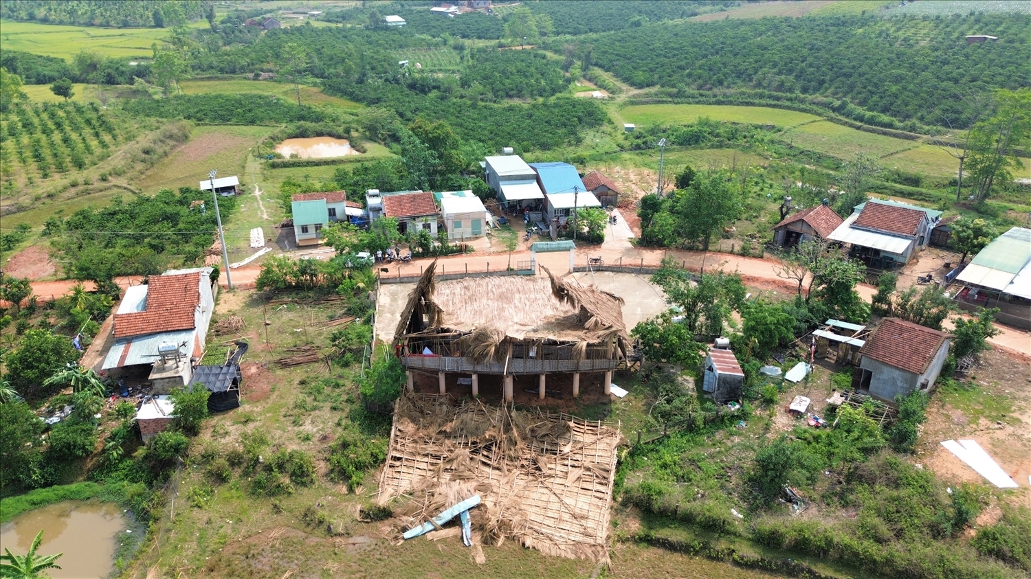 Nhà rông thôn Đăk Duông, xã Ngọk Réo bị dông lốc làm sập. (Ảnh: Ngọc Chí)