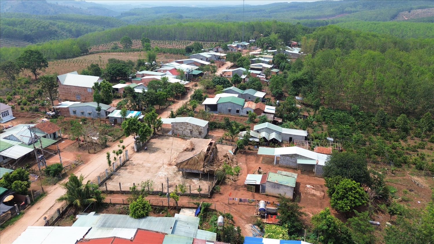 Nhà rông bị sập, đồng bào Xơ Đăng ở thôn Kon Gu 2, xã Ngọk Réo không có nơi sinh hoạt cộng đồng. (Ảnh: Ngọc Chí)