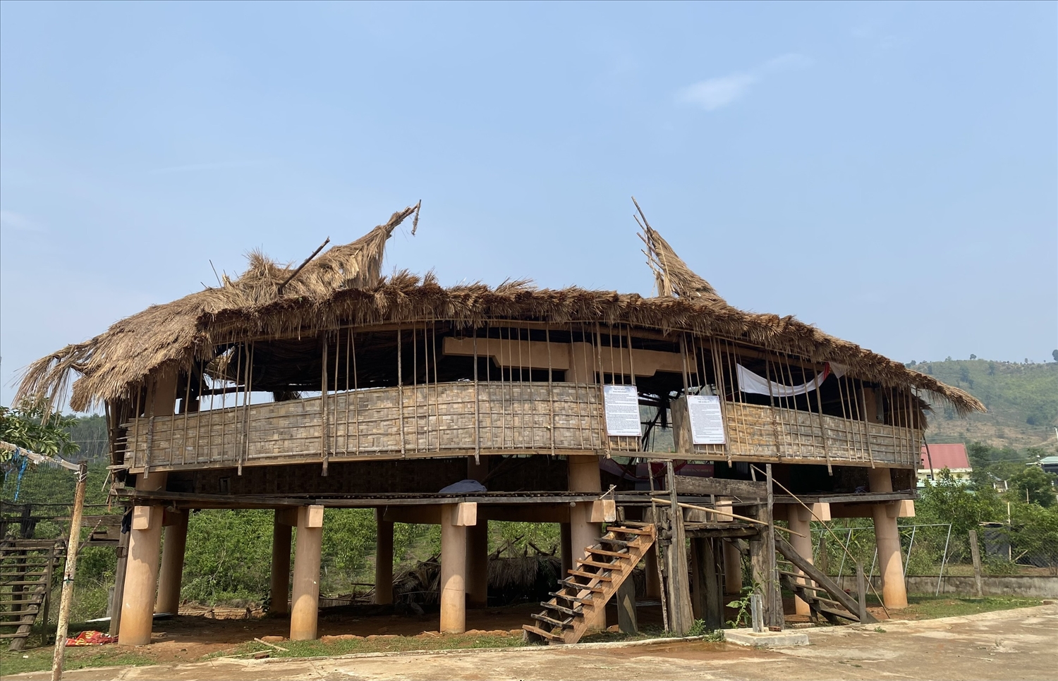 Nhà rông bị sập là mất mát lớn của đồng bào Xơ Đăng thôn Đăk Duông, xã Ngọk Réo. (Ảnh: Ngọc Chí)