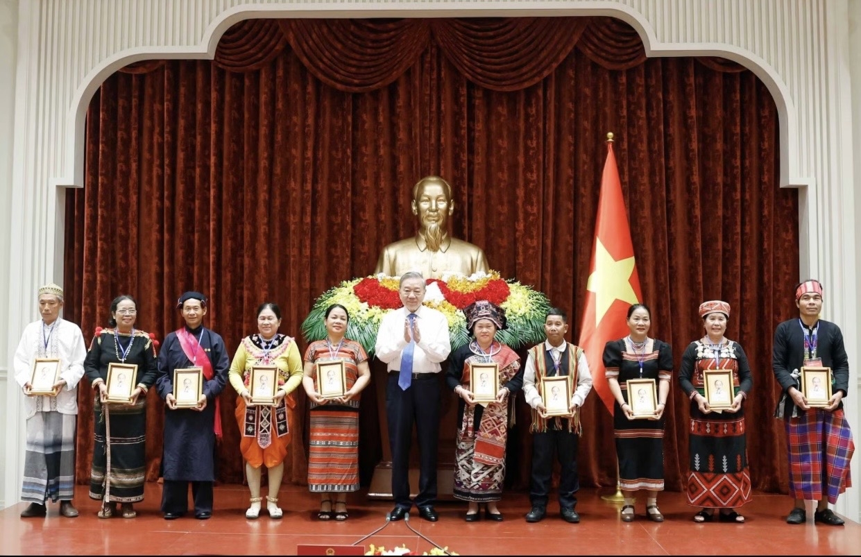 Tổng Bí thư, Chủ tịch nước Tô Lâm tặng chân dung Chủ tịch Hồ Chí Minh cho các già làng, trưởng bản, nghệ nhân, người có uy tín tiêu biểu toàn quốc. (Ảnh: Thống Nhất/TTXVN)