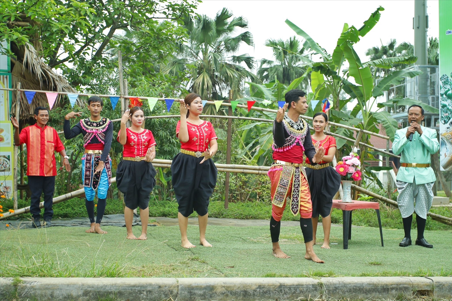 Đồng bào Khmer biểu diễn điệu múa truyền thống phục vụ các đại biểu