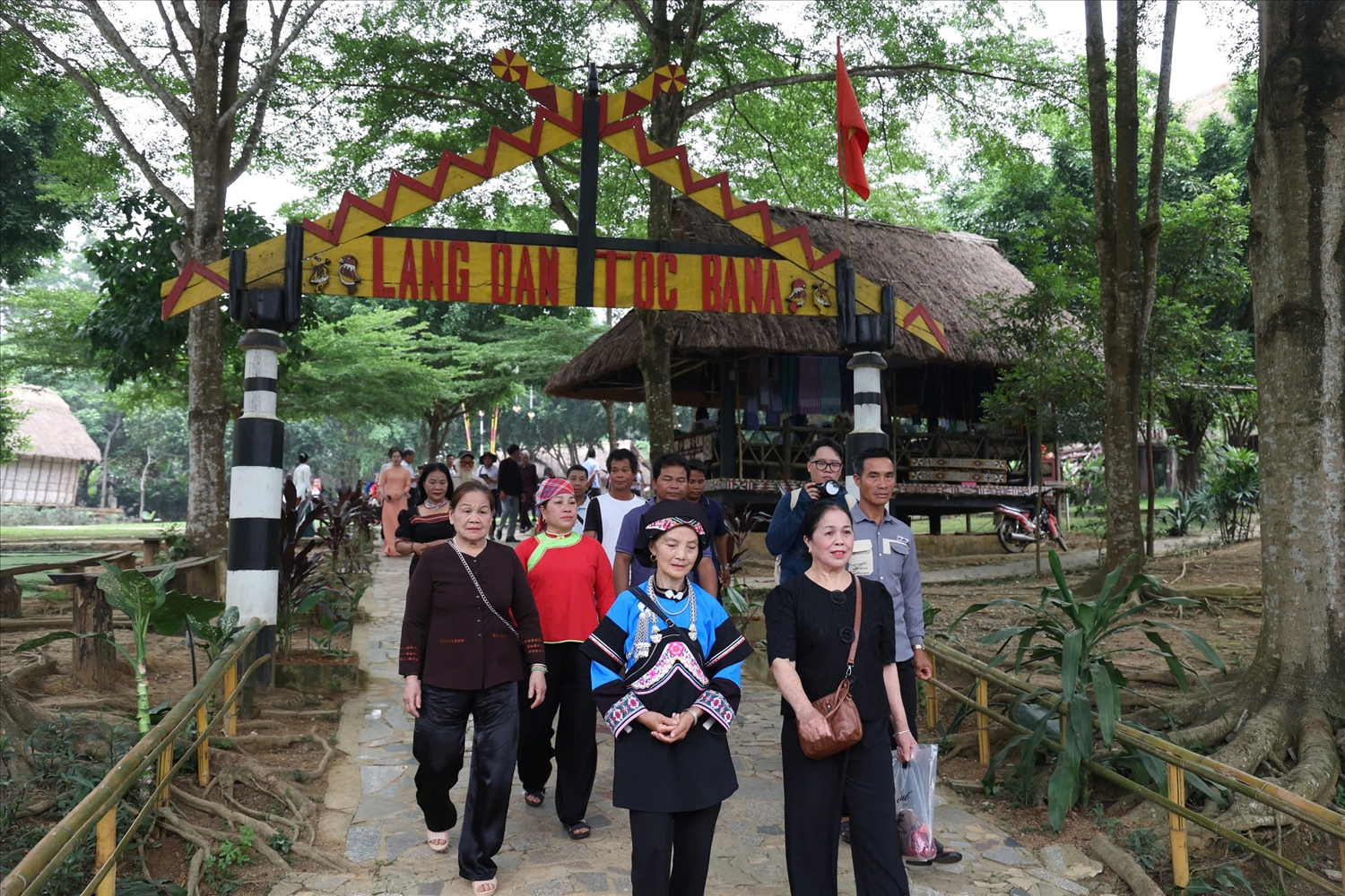 Đoàn đại biểu tham quan không gian làng dân tộc Ba Na trong hành trình khám phá sắc màu văn hóa các vùng miền