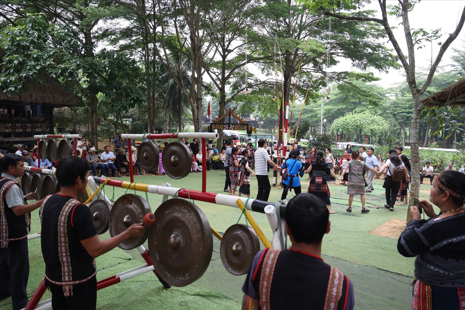 Tiếng cồng, chiêng rộn ràng góp phần làm nên không gian đậm chất đại ngàn