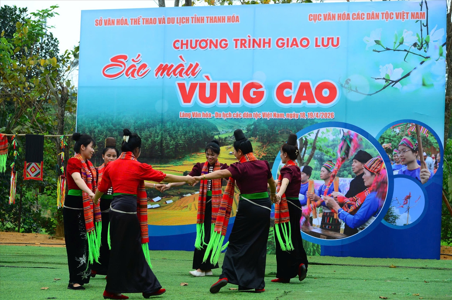 Tiết mục xòe khăn piêu mang sắc màu đặc trưng của đồng bào dân tộc Thái