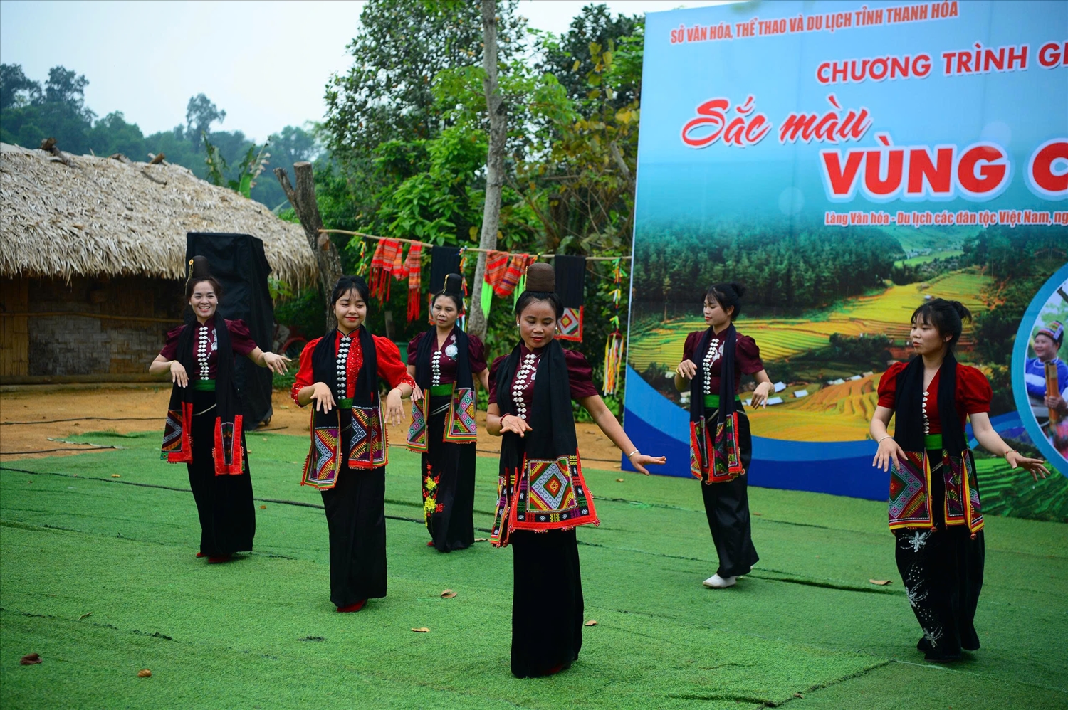 Các cô gái Thái duyên dáng trong trang phục dân tộc với điệu xoè