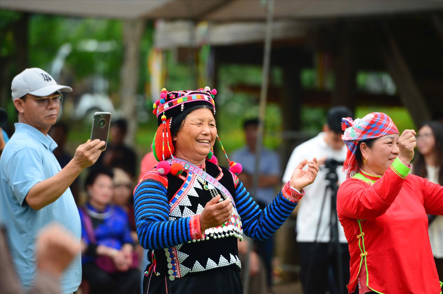 Những vòng xòe nối dài trong tiếng cười và niềm vui hội ngộ như một biểu tượng sinh động của tinh thần đại đoàn kết 