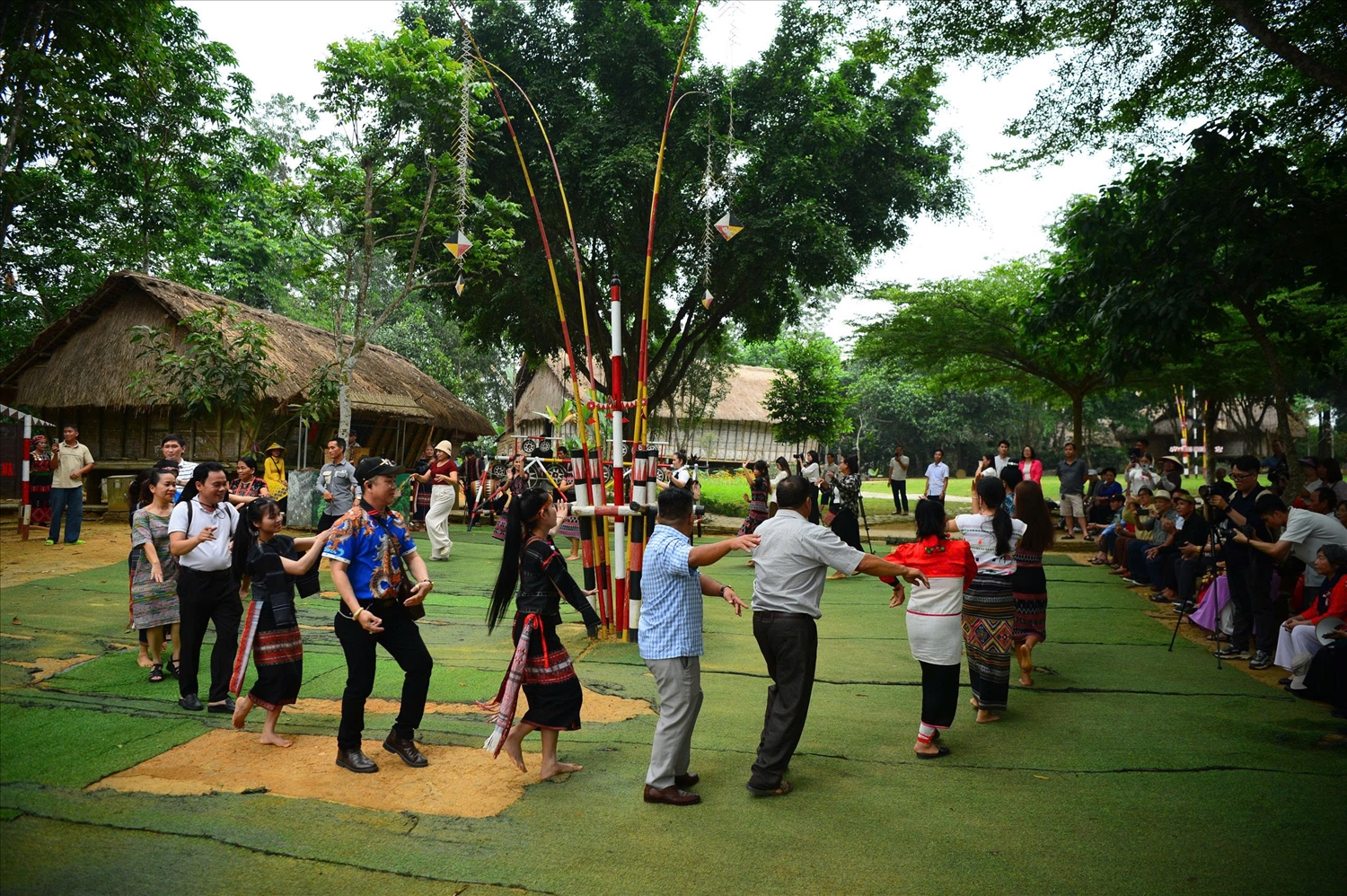 Cùng hoà vào vòng xoang ngày hội của bản làng