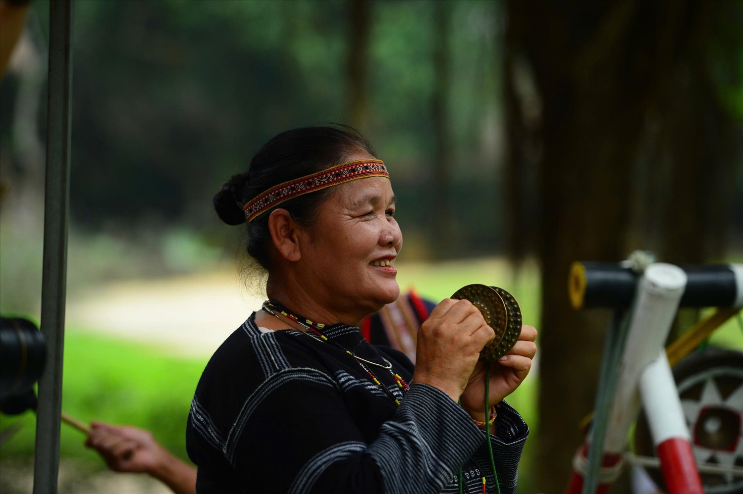 Nghệ nhân biểu diễn nhạc cụ dân gian đậm sắc màu Tây Nguyên