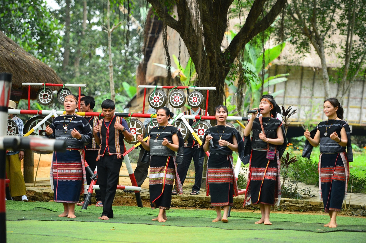 Đồng bào Tây Nguyên trình diễn tiết mục dân ca, múa truyền thống phục vụ đoàn đại biểu