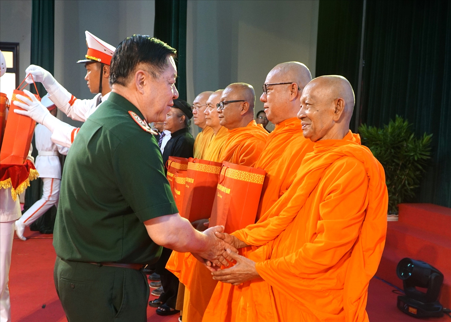 Đại tướng Nguyễn Trọng Nghĩa trao quà tới các già làng, trưởng thôn, trưởng ấp, Người có uy tín và chức sắc tôn giáo tiêu biểu