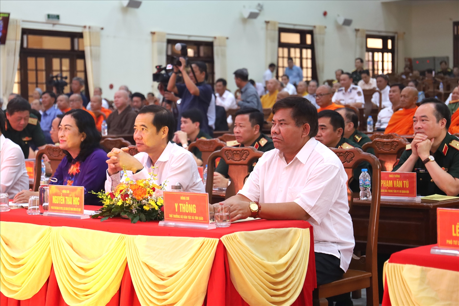 Thứ trưởng Bộ Dân tộc và Tôn giáo Y Thông dự buổi gặp mặt