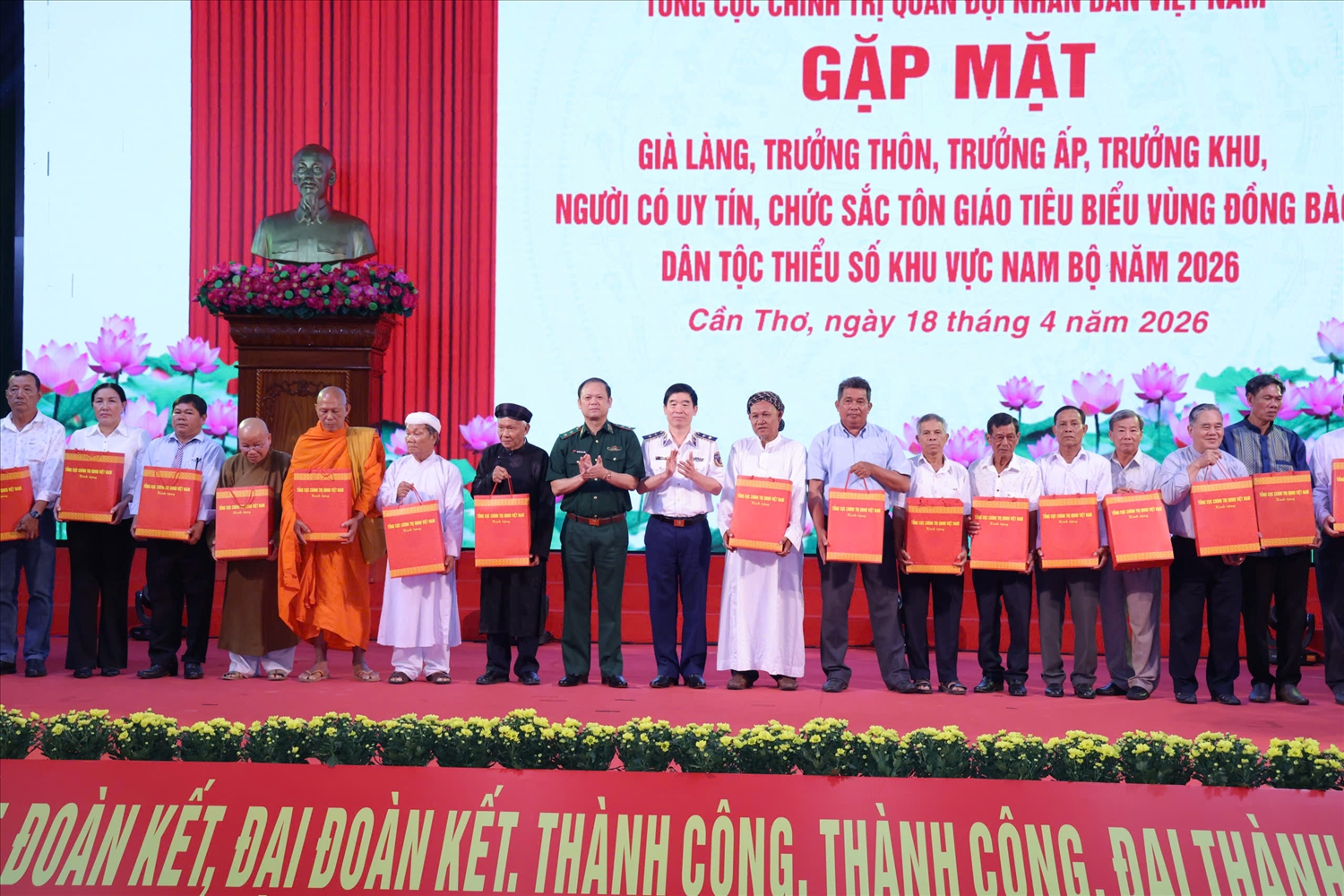 Trung tướng Nguyễn Anh Tuấn, Chính ủy Bộ Tư lệnh Bộ đội Biên phòng và Chuẩn Đô đốc Lê Bá Quân, Phó Tư lệnh Quân chủng Hải quân trao qùa đoàn đại biểu của tỉnh Vĩnh Long và tỉnh An Giang