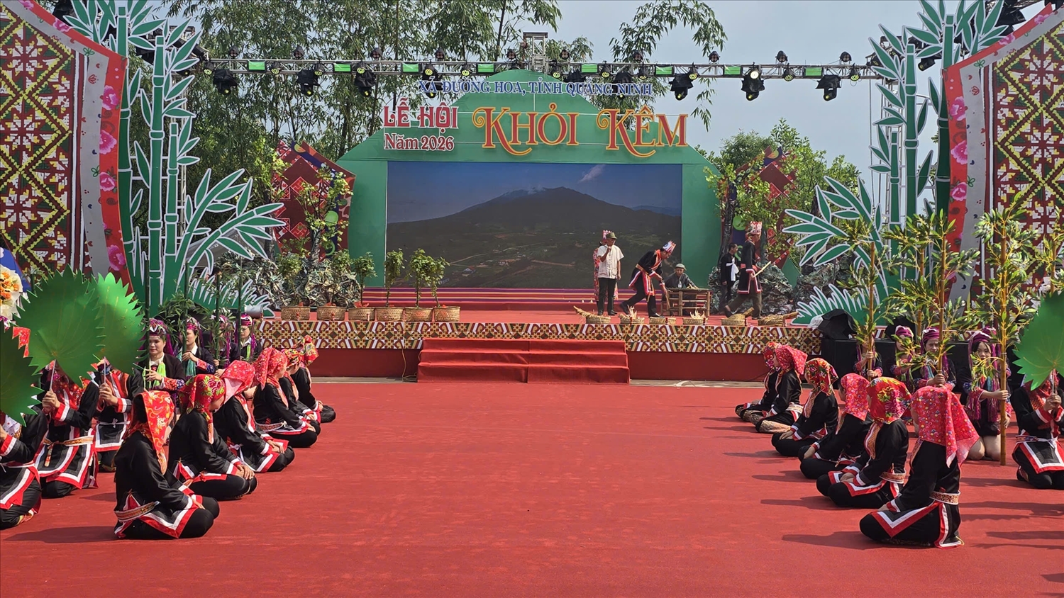 Tại lễ khai mạc, tái hiện nhiều nghi lễ truyền thống của người Dao