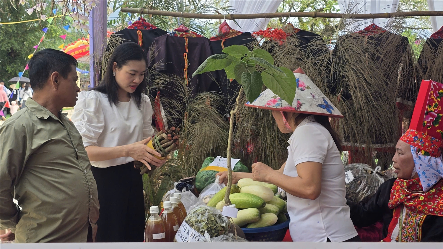 Nhiều gian hàng sản vật địa phương thu hút khách du lịch