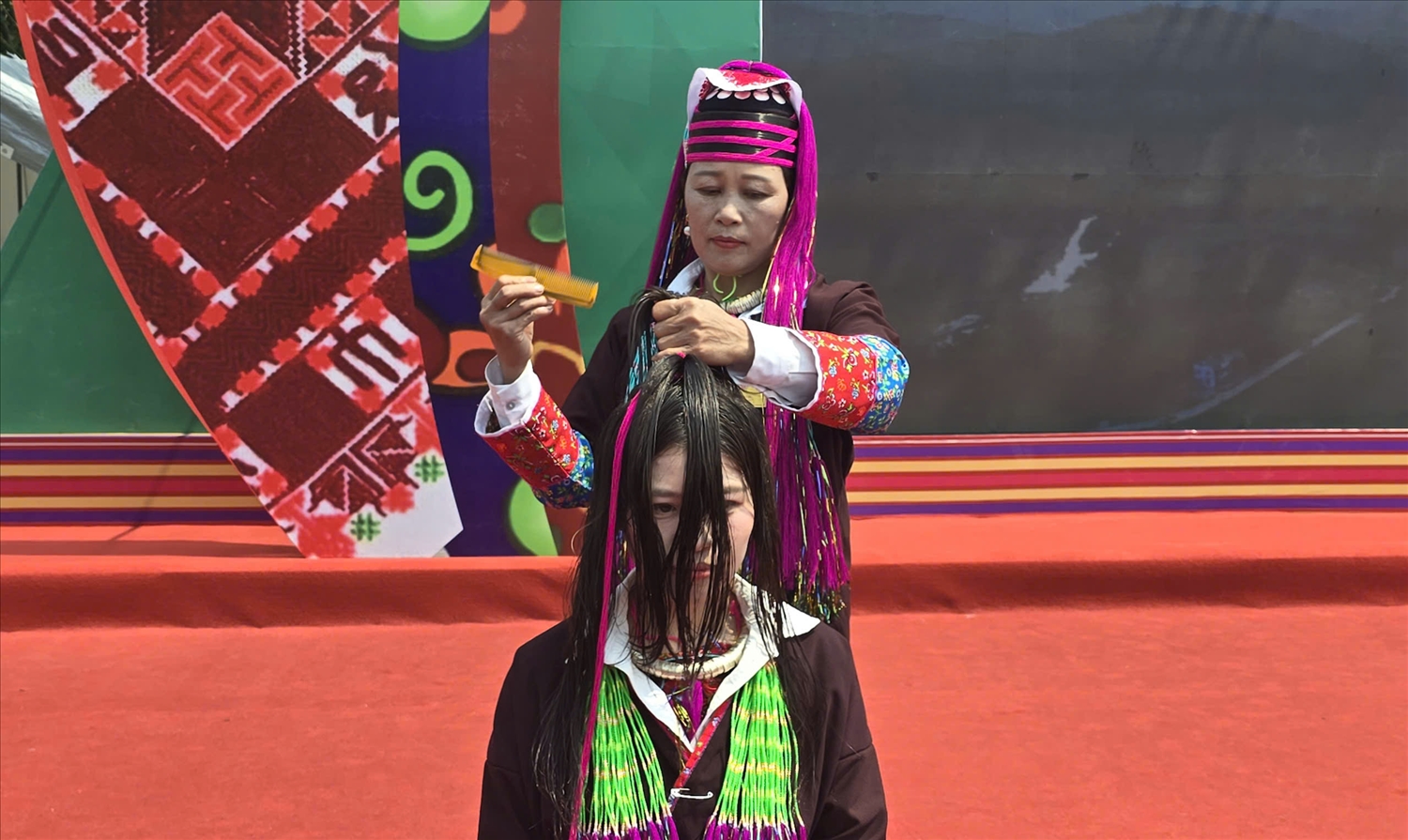 Phụ nữ Dao Thanh Y khéo léo, tỉ mỉ trong phần thi vấn tóc