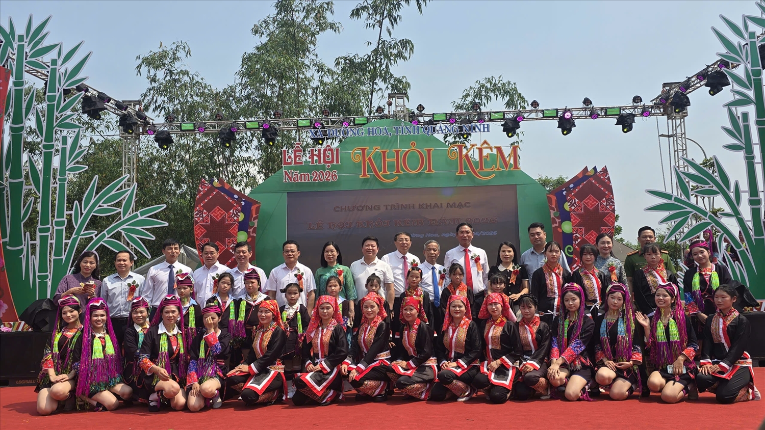 Các đại biểu chụp ảnh lưu niệm tại lễ khai mạc