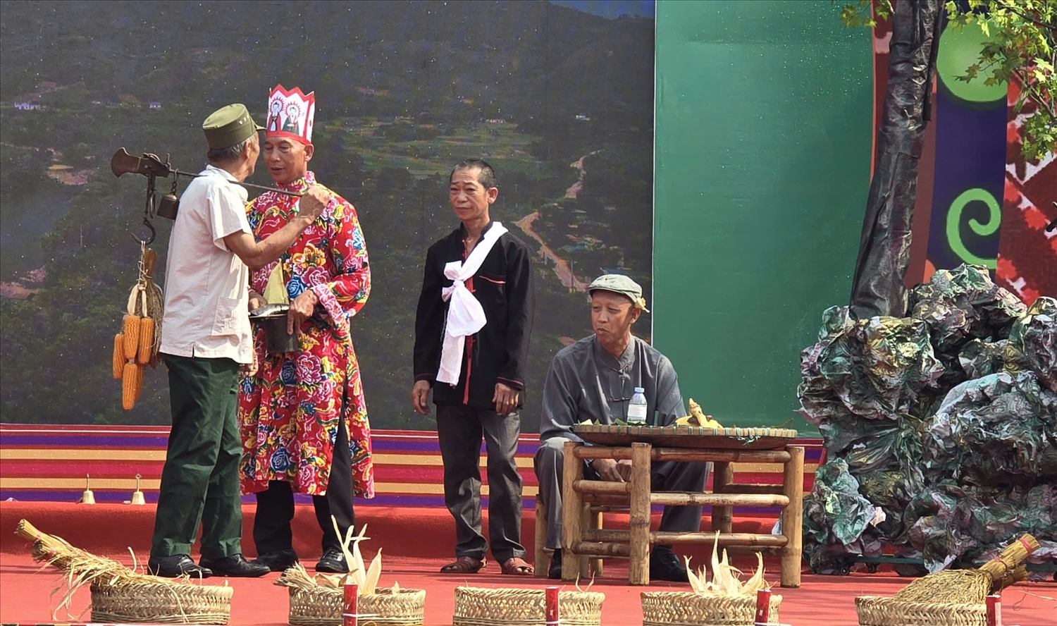 Nghi lễ cúng rừng được tái hiện ngay trong lễ khai mạc